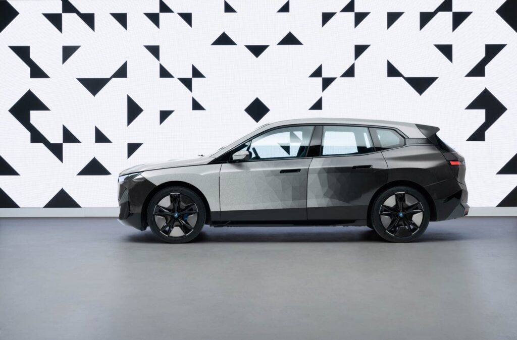 BMW iX Flow Featuring E Ink in Motion