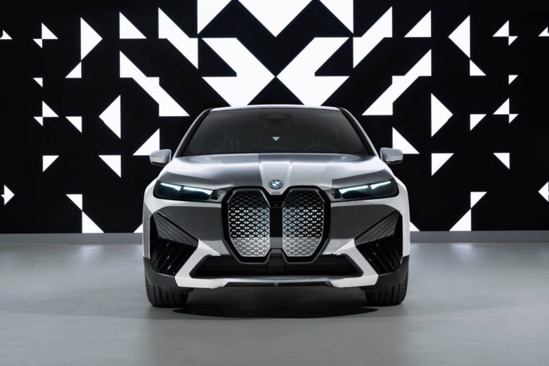 BMW iX Flow Featuring E Ink in Motion